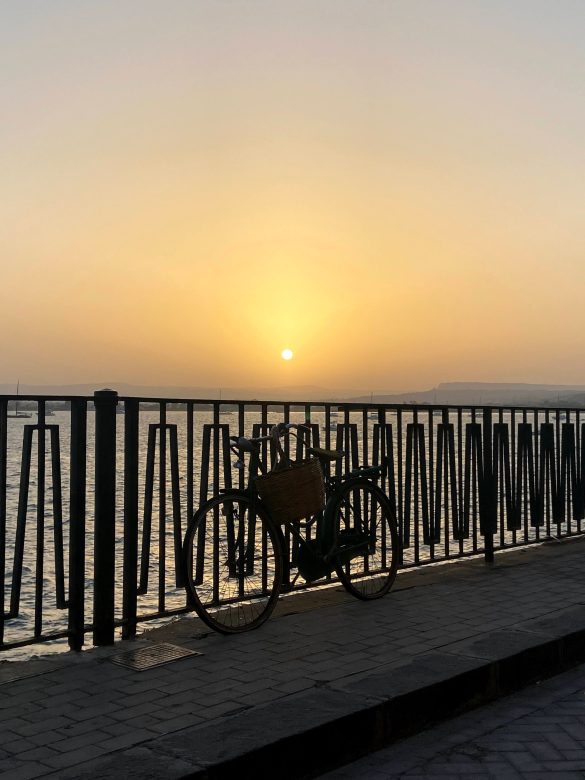 bici su sfondo del tramonto
